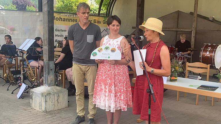 Übergabe der Auszeichnung 'Biosphärenkindergarten' durch Doris Pokorny, die stellvertretende Leiterin der Verwaltungsstelle des Biosphärenreservates Bayerische Rhön (rechts) an den Vorsitzenden des Trägervereins, Augustinus von Loe (links), und Bürgermeisterin Sonja Rahm.