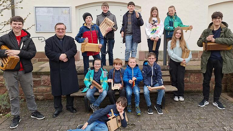 Die Hausener Klapperkinder mit Pfarrer Dr. Slawomir Olszewski.