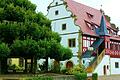 Die Stufenlinde in Grettstadt neben dem Rathaus ist ein Beispiel für Gartenkultur im öffentlichen Raum und täglichen Leben der Bevölkerung.