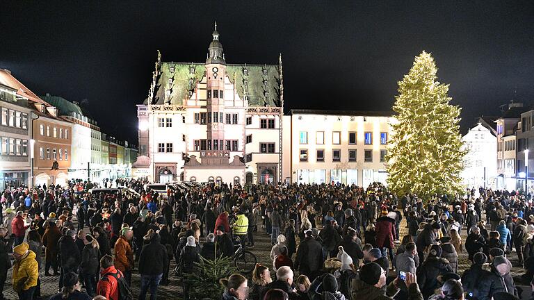 Mehrere hundert Impfgegner protestierten am Sonntagabend auf dem Schweinfurter Marktplatz. Sie standen dicht gedrängt - ohne Maske - und zogen dann geballt durch die Innenstadt. Mehrere hundert Impfgegner protestierten am Sonntagabend auf dem Schweinfurter Marktplatz. Sie standen dicht gedrängt - ohne Maske - und zogen dann geballt durch die Innenstadt.