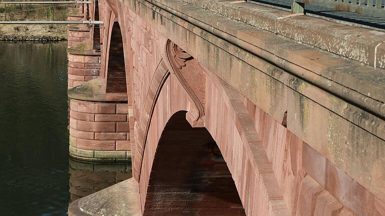 An der Alten Mainbrücke in Marktheidenfeld müssen unter anderem die Fugen bearbeitet werden. An der Alten Mainbrücke in Marktheidenfeld müssen unter anderem die Fugen bearbeitet werden.