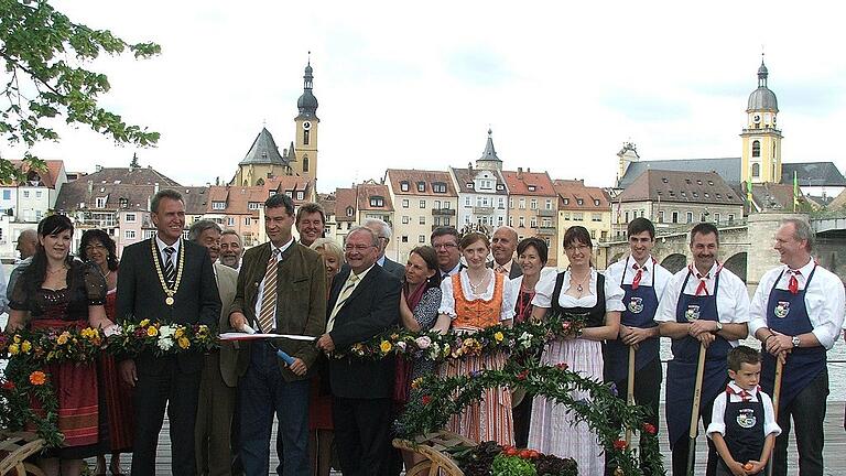 25. Mai 2011: Die Kleine Gartenschau wird auf einem der Stadtbalkone vor der Kulisse der Stadt eröffnet. Mit dabei der damalige Finanzminister Markus Söder, der als Ministerpräsident jetzt die Landesgartenschau in Würzburg eröffnen wird. 25. Mai 2011: Die Kleine Gartenschau wird auf einem der Stadtbalkone vor der Kulisse der Stadt eröffnet. Mit dabei der damalige Finanzminister Markus Söder, der als Ministerpräsident jetzt die Landesgartenschau in Würzburg eröffnen wird.
