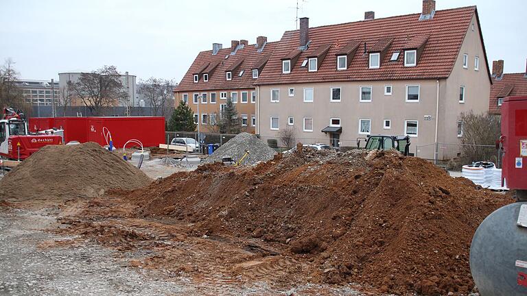 Die Bauarbeiten zum 'Projekt 1638' am Eingang zum Bärental haben begonnen. Anerkannte Asylbewerber sowie sozial benachteiligte Ochsenfurter sollen hier einziehen. Die Bauarbeiten zum 'Projekt 1638' am Eingang zum Bärental haben begonnen. Anerkannte Asylbewerber sowie sozial benachteiligte Ochsenfurter sollen hier einziehen. 