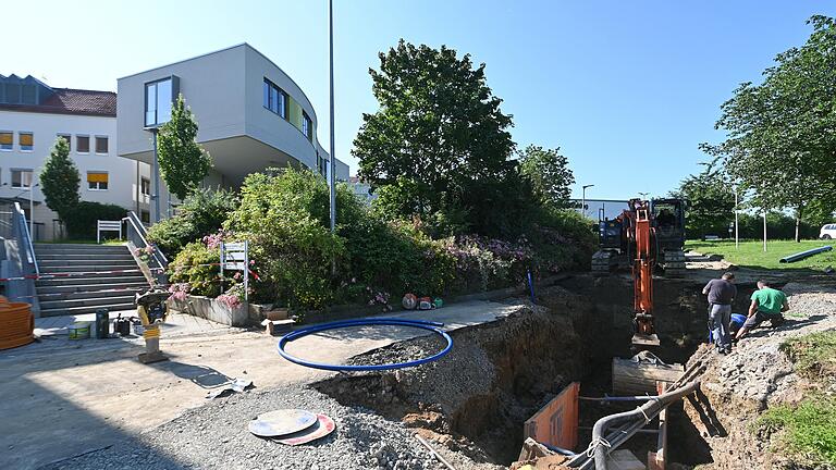 Im ersten Schritt der Generalsanierung werden neue Versorgungsleitungen im Umfeld der Main-Klinik verlegt. Der Besucherparkplatz ist deshalb derzeit nur über eine Umleitung zu erreichen.