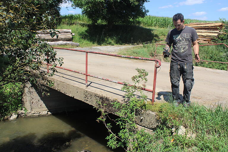 In sichtlich schlechtem Zustand ist auch die Brücke über die Schwarzach. Sie führt zum Sägewerk von Thomas Segers Familie in Laub.