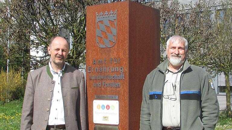 Jürgen Hahn (rechts) übernimmt von Behördenleiter Oliver Kröner die Bereichsleitung Forsten am Amt für Ernährung, Landwirtschaft und Forsten Bad Neustadt/Saale. Jürgen Hahn (rechts) übernimmt von Behördenleiter Oliver Kröner die Bereichsleitung Forsten am Amt für Ernährung, Landwirtschaft und Forsten Bad Neustadt/Saale.