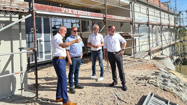 Bürgermeister Thomas Stamm, ALE-Leiter Jürgen Eisentraut, Andreas Burk vom städtischen Bauamt und MdL Thorsten Schwab (im Bild von links) besichtigten auch den Baufortschritt des Bürgerhauses Michelrieth. Bürgermeister Thomas Stamm, ALE-Leiter Jürgen Eisentraut, Andreas Burk vom städtischen Bauamt und MdL Thorsten Schwab (im Bild von links) besichtigten auch den Baufortschritt des Bürgerhauses Michelrieth.