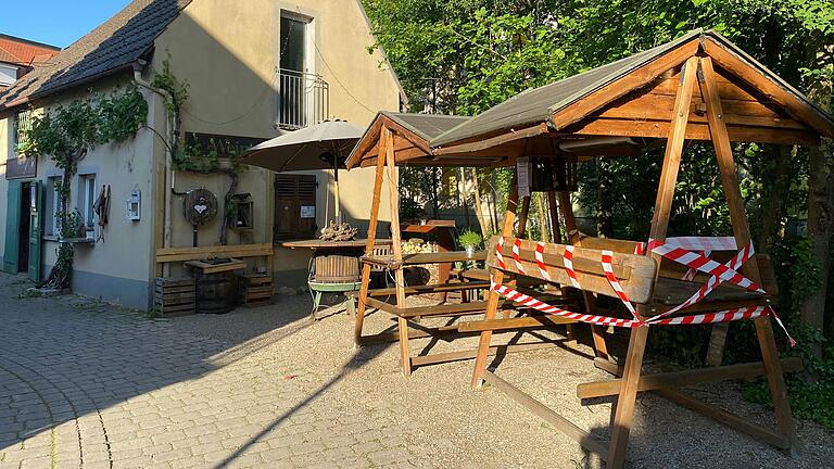 Die zweite Sitzhütte (rechts) steht außerhalb der vertraglich festgelegten 16 Quadratmeter des Biergartens und soll darum abgebaut werden. Die zweite Sitzhütte (rechts) steht außerhalb der vertraglich festgelegten 16 Quadratmeter des Biergartens und soll darum abgebaut werden.