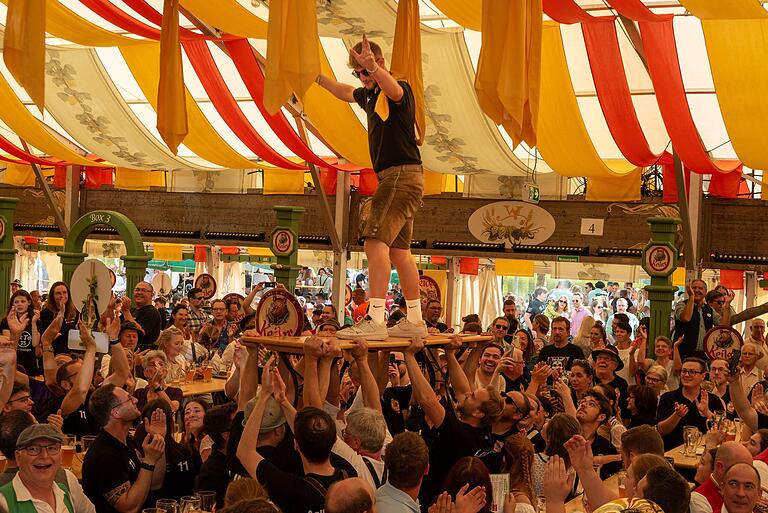 Volle Hütte und gute Stimmung am Samstag beim Keiler-Fanclub-Treffen im Festzelt der Spessartfestwoche. Volle Hütte und gute Stimmung am Samstag beim Keiler-Fanclub-Treffen im Festzelt der Spessartfestwoche.