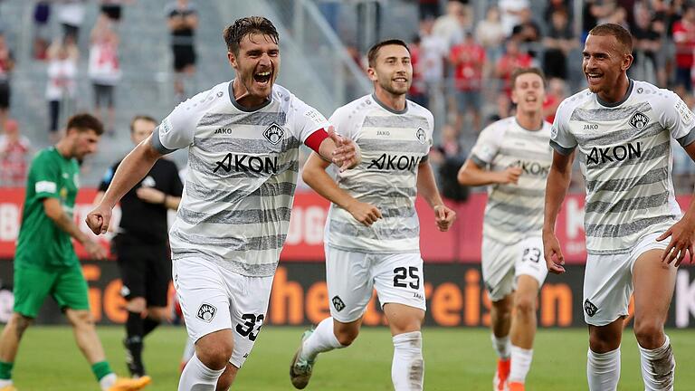 Die Kickers-Spieler (von links) Benjamin Girth, Dominik Meisel, Theo Harz undBenyas Solomon Junge-Abiol bejubeln Girths Treffer zum 3:0 gegen Ansbach.