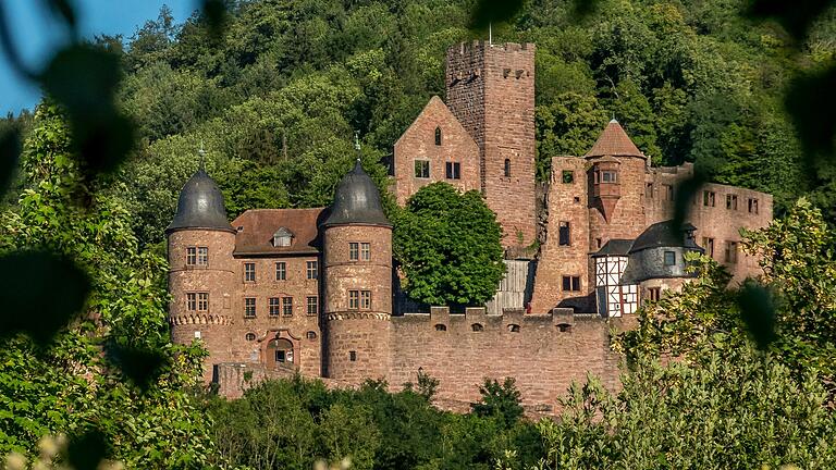 Die Burg Wertheim ist die Ruine einer Höhenburg auf einer hohen, schmalen Bergzunge oberhalb der Stadt Wertheim (Main-Tauber-Kreis).