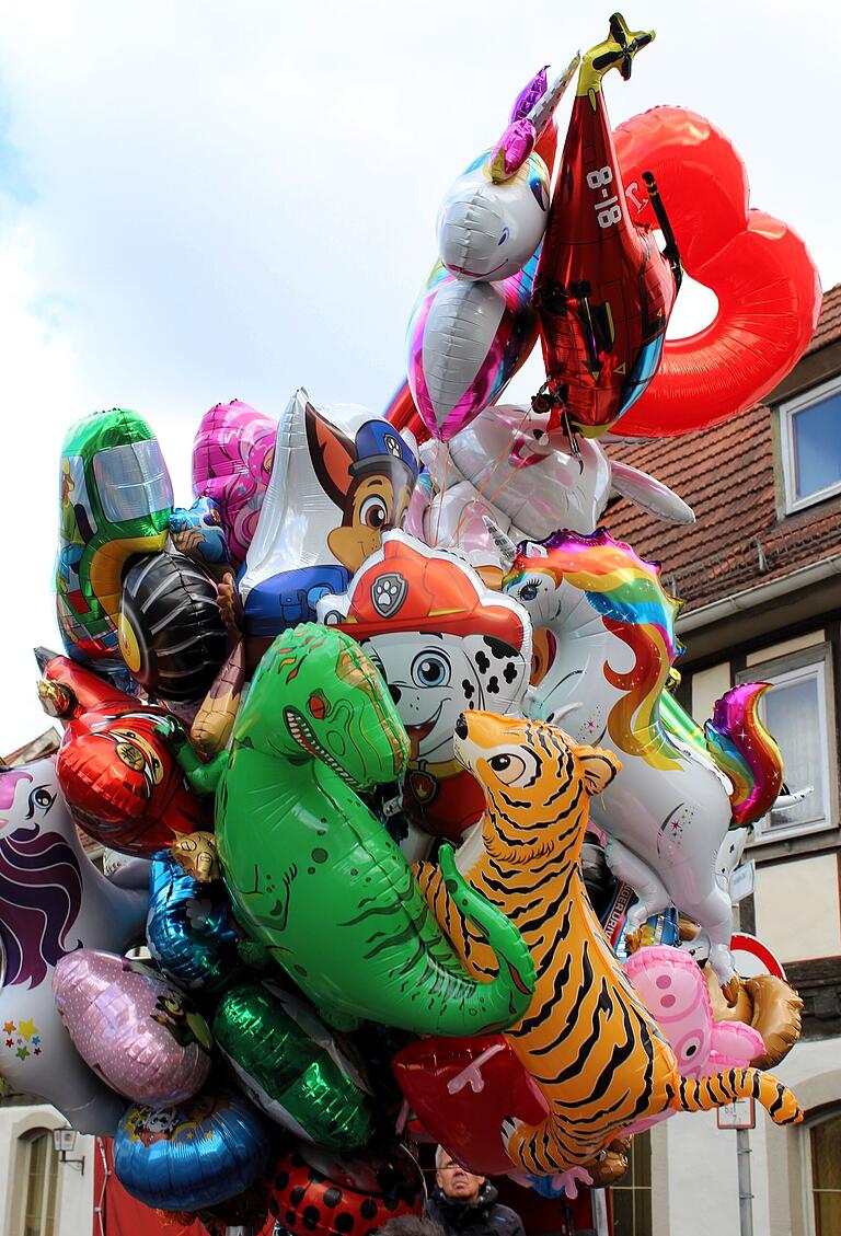 Bunte Ballons ließen Kinderherzen höher schlagen. Bunte Ballons ließen Kinderherzen höher schlagen.