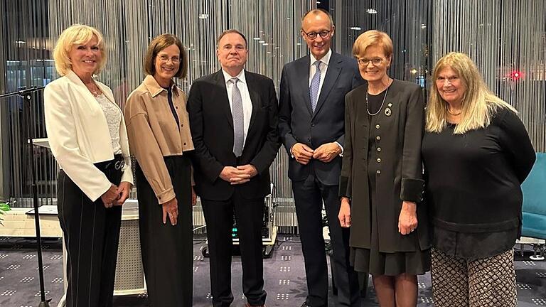 Preisträger, Laudator und die Würzburger Delegation beim Festakt in Erfurt (von rechts): Ingrid Dieckhoff, Präsidentin Eva-Maria Weppler-Rommelfanger,  Friedrich Merz, Ben Hodges, Kerstin-Klöpping Menke, Past-Präsidentin Ruth Bley.