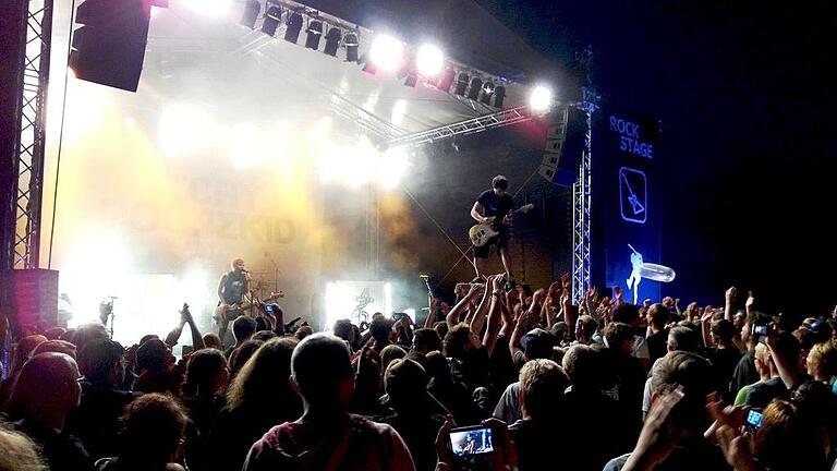 Feiern unter freiem Himmel: Das Festival „Und ab geht die Lutzi“ lockt jedes Jahr Tausende Musikfreunde nach Rottershausen im Landkreis Bad Kissingen (im Bild ein Auftritt aus dem Jahr 2013). Feiern unter freiem Himmel: Das Festival „Und ab geht die Lutzi“ lockt jedes Jahr Tausende Musikfreunde nach Rottershausen im Landkreis Bad Kissingen (im Bild ein Auftritt aus dem Jahr 2013).