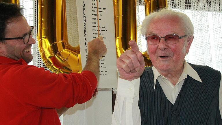 Alfred Hock beweist an seinem 100. Geburtstag, dass er das komplette Morsealphabet beherrscht. Alfred Hock beweist an seinem 100. Geburtstag, dass er das komplette Morsealphabet beherrscht. 