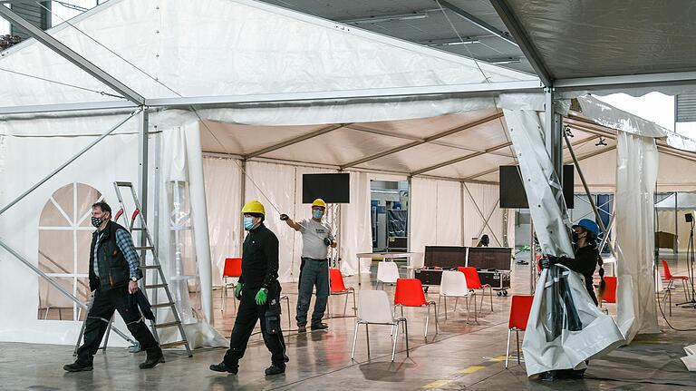 Die Crew von SchenkSpass beim Aufbau der Zelte im Hangar 3.