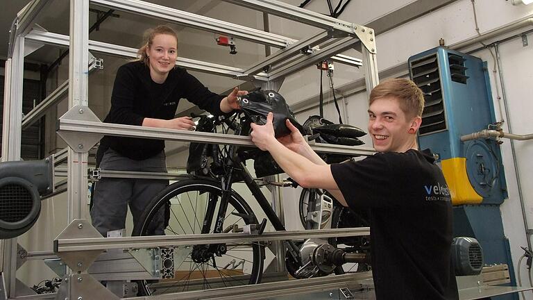 Besucht wird in der Europäischen Mobilitätswoche auch das Testzentrum für Fahrräder in der Gustav-Heusinger-Straße. Das Bild zeigt einen von Velotech entwickelten Prüfstand und die Zweiradmechaniker Theres Knüttel und Johannes Werner.