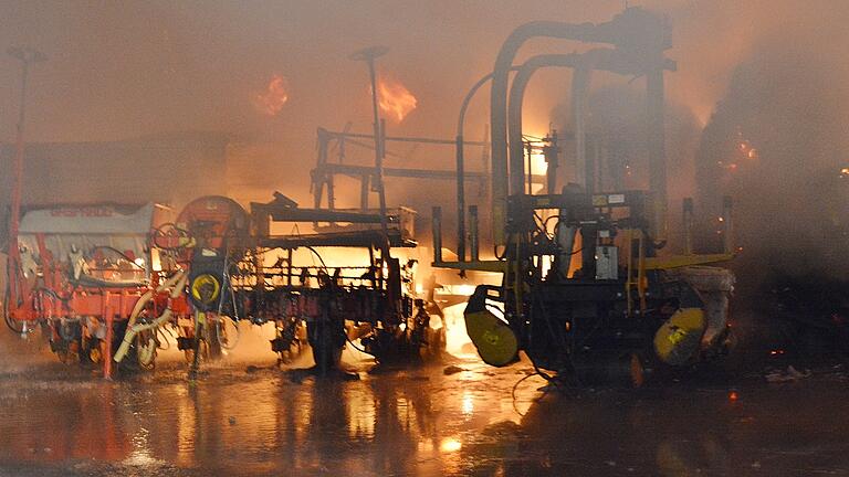 Landwirtschaftlichen Maschinen gingen in Flammen auf. Landwirtschaftlichen Maschinen gingen in Flammen auf. 