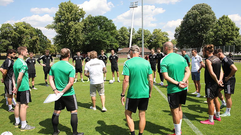 Der FC 05 Schweinfurt (hier beim Trainingsauftakt am 17. Juni) bereitet sich auf die neue Regionalliga-Saison vor - heute geht es für ein Testspiel zu Rot-Weiß Erfurt.