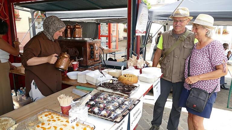 Süße Verführungen mit Kaffee und Chai gab es am Stand der Ditib-Moschee.