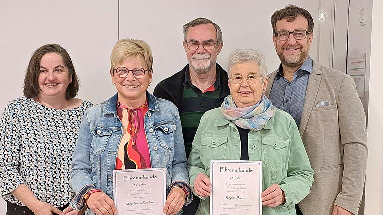 Bei der Lebenshilfe Rhön-Grabfeld wurden langjährige Mitglieder geehrt. Auf dem Foto von links: Vorsitzende Sonja Reubelt, Magdalena Kirchner (50 Jahre), Helmut Köberlein (30 Jahre), Regina Bittorf (25 Jahre) und 2. Vorsitzender André Hahn.