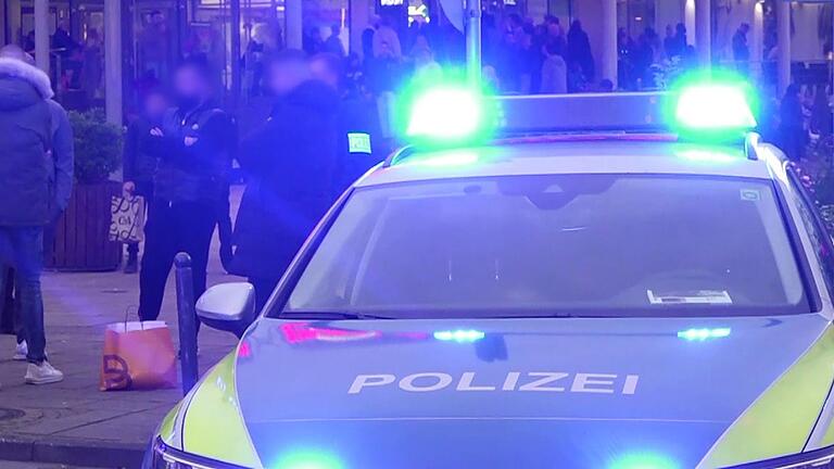 Ein Einsatzfahrzeug der Polizei steht in Sulzbach vor einem Einkaufszentrum (Symbolbild).