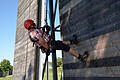 Bauhofmitarbeiter Stefan Schmitt ist der erste, der sich am Kletterturm abseilt. Hier hat er den Abstieg schon fast geschafft. Fotos: Kathrin Kupka-Hahn       -  Bauhofmitarbeiter Stefan Schmitt ist der erste, der sich am Kletterturm abseilt. Hier hat er den Abstieg schon fast geschafft. Fotos: Kathrin Kupka-Hahn