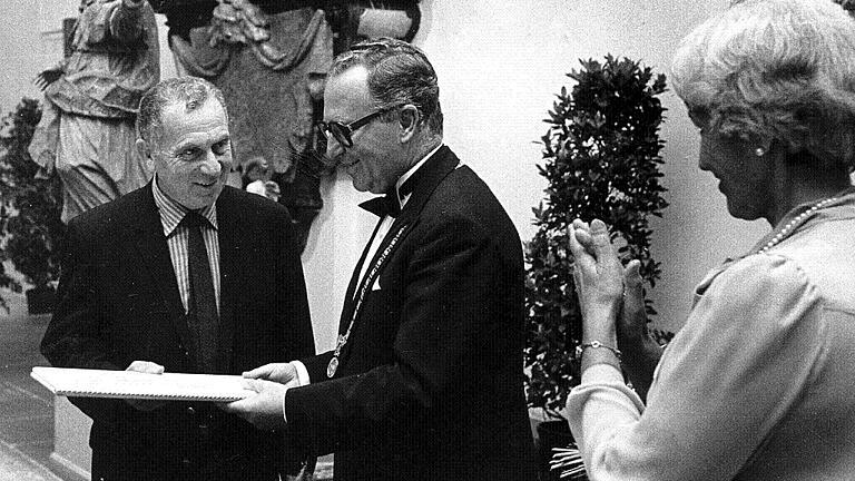 Ehrungen       -  Oberbürgermeister Klaus Zeitler überreicht Yehuda Amichai (links) den Kulturpreis 1981 der Stadt Würzburg. Rechts Staatsministerin Hildegard Hamm-Brücher.