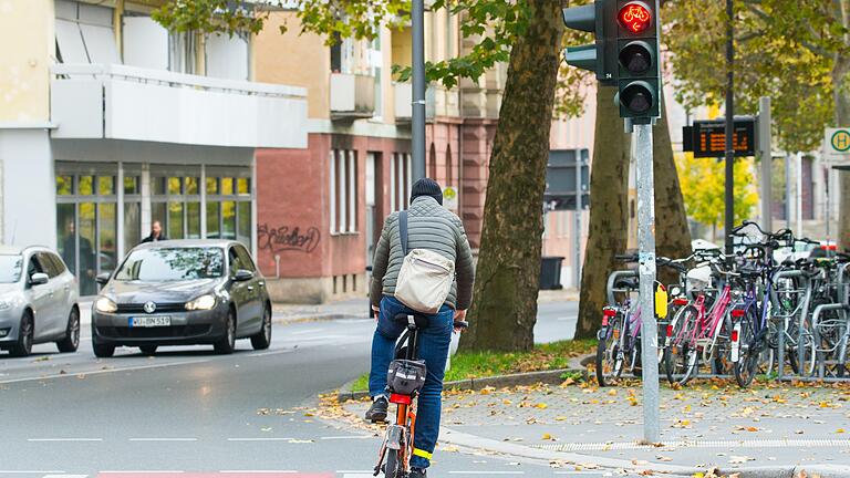 Die Radfahrenden in Richtung Frauenland werden oft durch rote Ampeln ausgebremst.&nbsp;