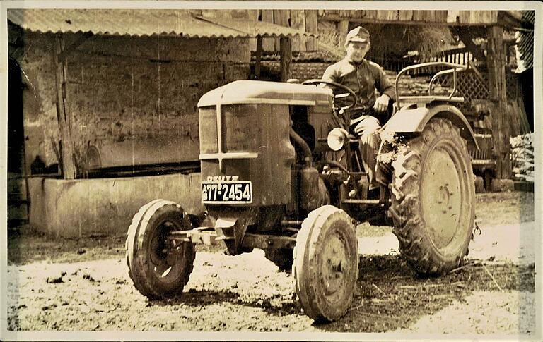 Der erste Traktor auf dem Bauernhof der Weilhöfers wurde 1952 angeschafft - ein Deutz mit 15 PS. Stolzer Fahrer: Lothar Weilhöfer, der Vater von Alban Weilhöfer.