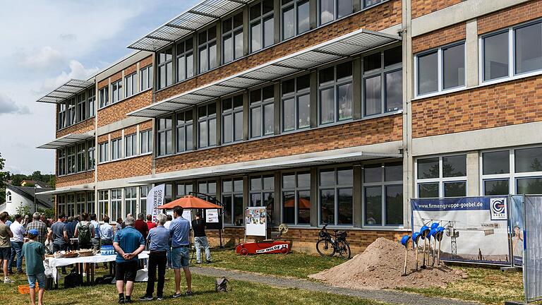 Auf der Südseite der Förderschule in Höchberg sollen neue Parkplätze entstehen.&nbsp;&nbsp;