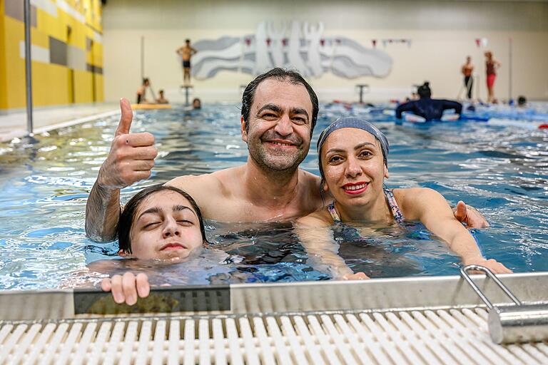 Arad&nbsp;Hossein Pour (von links) und seine Eltern Mohsen&nbsp;Hossein Pour und&nbsp;Maryam Shishehgar haben Freude am Schwimmen gefunden.