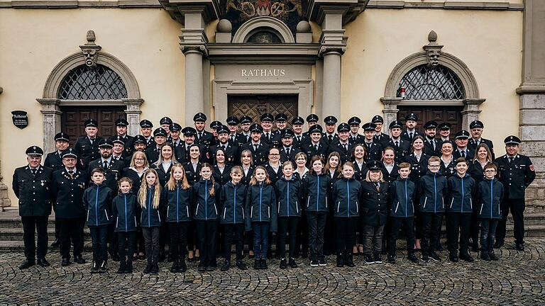 Rechnet man die 25 Mitglieder der Kinder- und Jugendfeuerwehr hinzu, dann verfügt die Freiwillige Feuerwehr Eibelstadt erstmals in ihrer 150-jährigen Geschichte über mehr als 100 Aktive. Der Feuerwehrverein kommt aktuell auf 305 Mitglieder.