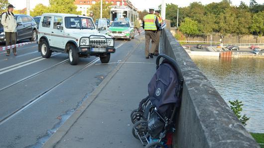 Auto erfasst Kinderwagen: Kleinkind schwer verletzt       -  Bei einem Unfall auf der Löwenbrücke in Würzburg ist am Montagnachmittag ein 15 Monate alter Junge in einem Kinderwagen schwer verletzt worden.