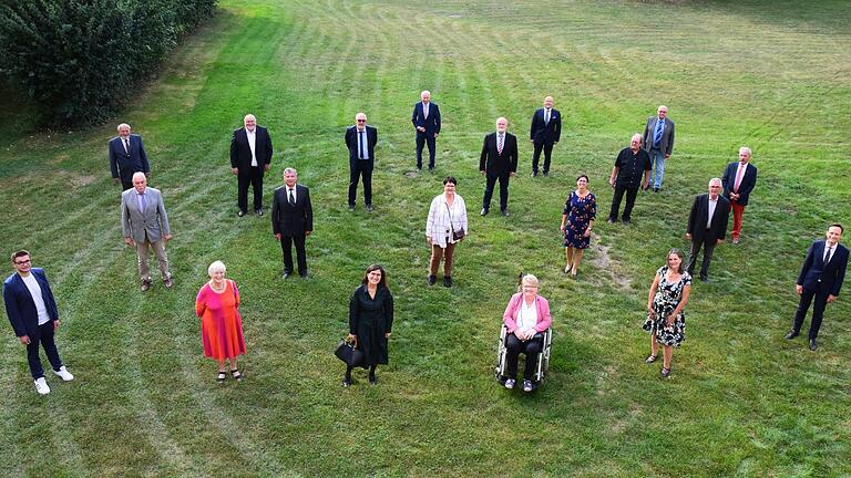 Im festlichen Rahmen verabschiedete Landrat Florian Töpper auf Schloss Sulzheim die ausgeschiedenen Kreisräte: (erste Reihe, von links) Sebastian Witzel, Ruth von Truchseß, Zehra Akcay, Sabine Lutz, Birgid Röder, Landrat Florian Töpper; (zweite Reihe) Otto Kunzmann, Reinhold Stahl, Barbara Wiederer, Nadine Friedrich, Rudolf Müller; (dritte Reihe) Ewald Öftring, Walter Weinig, Norbert Hart, Thomas Wohlfahrt, Walter Rachle, Peter Seifert; (vierte Reihe) Peter Pfister, Norbert Sauer und Michael Galm. Es fehlen Günther Jakob und Klaus Schröder.