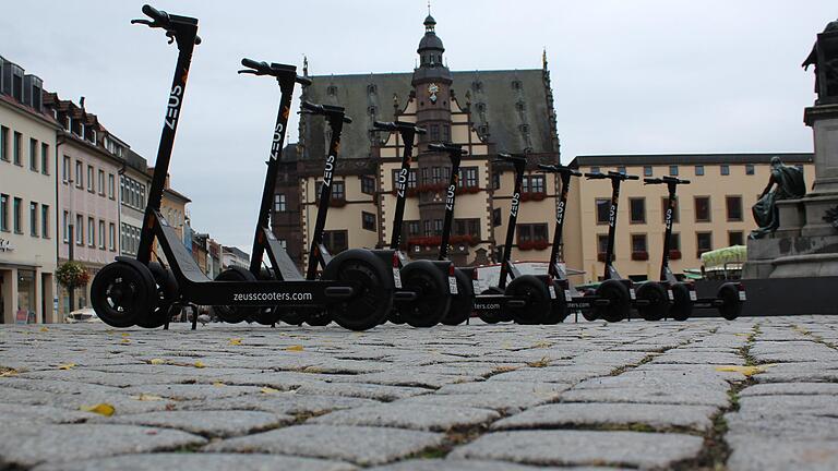 E-Scooter gibt es ab sofort auch in Schweinfurt: Wie hier auf dem Marktplatz, werden sie in Zukunft im ganzen Stadtgebiet verteilt bereit stehen.