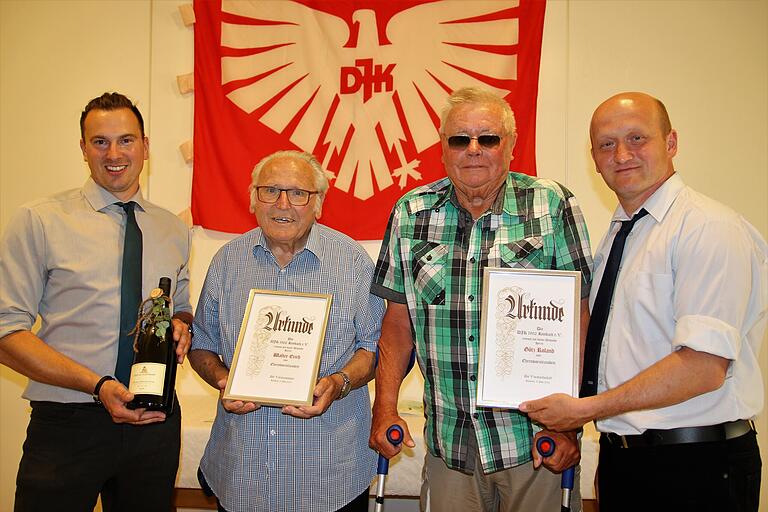 Die DJK Rimbach hat Erich Walter (Zweiter von links) und Roland Götz (Zweiter von rechts) zu Ehrenvorsitzenden ernannt. Die Ehrung nahmen die Vorstandsmitglieder Tobias Zang (links) und Markus Kleedörfer (rechts) vor.