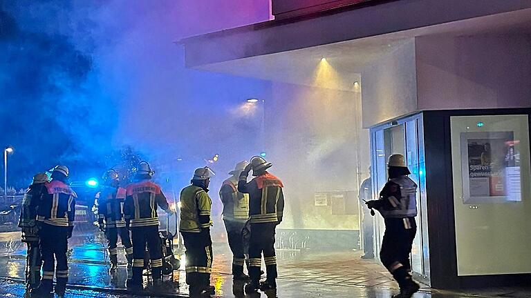 Rauch quoll vor kurzem aus dem Servicebereich der Sparkasse in Bad Königshofen. Dabei stellte sich heraus, dass der sogenannte Schutznebel aktiviert worden war.