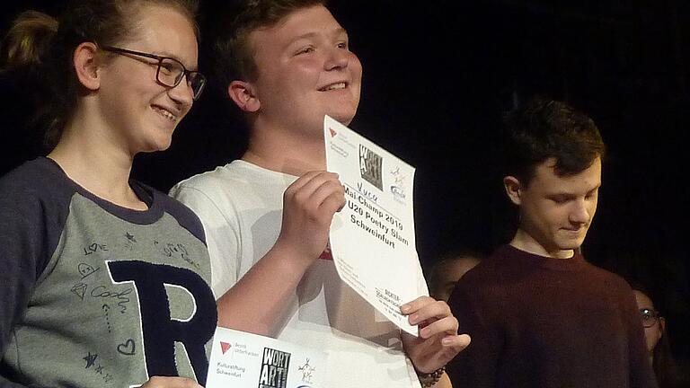 Beim Poetry-Slam siegte (v.l.) Jule in der Gruppe U14, Georg und Lucain den Gruppen U20