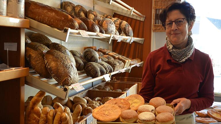 Stephanie Klüpfel von der gleichnamigen Bäckerei in Herschfeld mag in ihrem eigenen Krapfen am liebsten Hiffenmark. Stephanie Klüpfel von der gleichnamigen Bäckerei in Herschfeld mag in ihrem eigenen Krapfen am liebsten Hiffenmark.