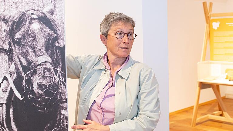 Die Tiere auf dem Bauernhof waren Arbeiter, keine Haustiere. Museumleiterin Ariane Weidlich mit einem historischen Foto. Die Tiere auf dem Bauernhof waren Arbeiter, keine Haustiere. Museumleiterin Ariane Weidlich mit einem historischen Foto.