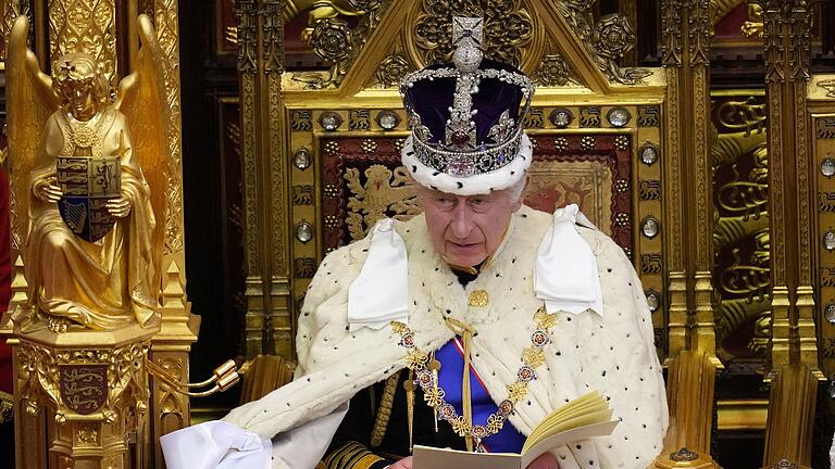 Parlamentseröffnung in London.jpeg - König Charles III. von Großbritannien spricht während der Eröffnung des Parlaments im House of Lords im Westminster-Palast. Parlamentseröffnung in London.jpeg - König Charles III. von Großbritannien spricht während der Eröffnung des Parlaments im House of Lords im Westminster-Palast.