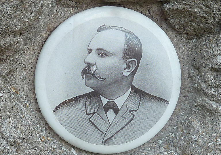 Vom Bauernsohn zum Dichter: Edmund Stubenrauch aus Hellingen (1859-1925) wurde unter anderem mit dem Schillerpreis ausgezeichnet. Vom Bauernsohn zum Dichter: Edmund Stubenrauch aus Hellingen (1859-1925) wurde unter anderem mit dem Schillerpreis ausgezeichnet.