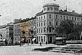 Das Foto zeigt die Kaiserstraße in Würzburg im Jahr 1907. Farbig markiert ist das Haus Kaiserstraße Nr. 29. Hier, im Rückgebäude, hatten die jüdischen Würzburger Bruno Stern und Gerson Haas ihre Anwaltskanzlei. Stern flüchtete 1938 mit seiner Familie vor den Nazis in die USA. Haas starb 1940 in Würzburg