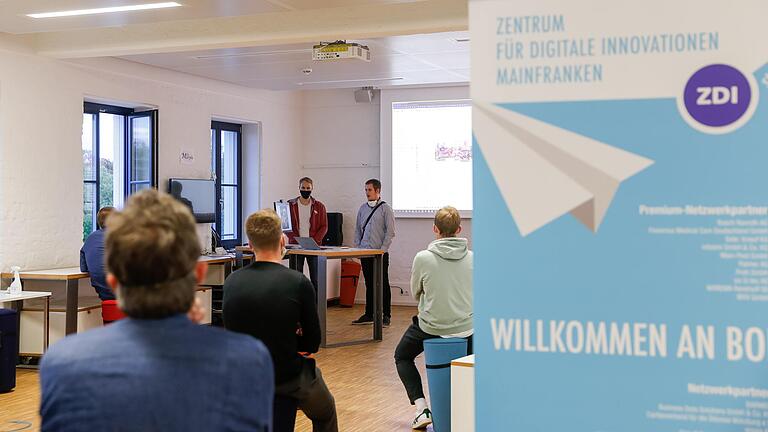 Zum Auftakt des Würzburg Accelerator Programms haben sich die vier Gründerteams mit ihren Coaches im Zentrum für Digitale Innovationen in der Rottendorfer Straße getroffen.