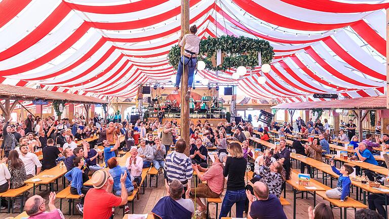 Das Festzelt auf dem Frühjahrsvolksfest wird seit 2009 von der Familie Hahn betrieben. Das Festzelt auf dem Frühjahrsvolksfest wird seit 2009 von der Familie Hahn betrieben.