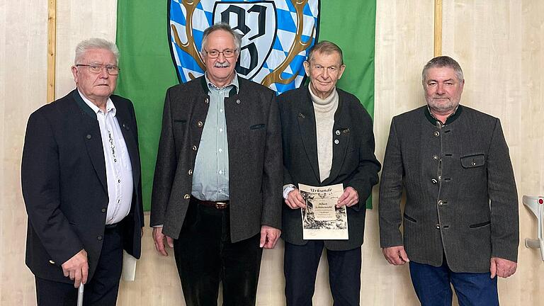 Die Jägervereinigung Hofheim ehrte bei der Jahresversammlung langjährige Mitglieder. Das Bild zeigt (von links) Egon Schmitt, Rüdiger Rudolph, Albert Schützwohl und 1. Vorsitzenden Elmar Brückner.