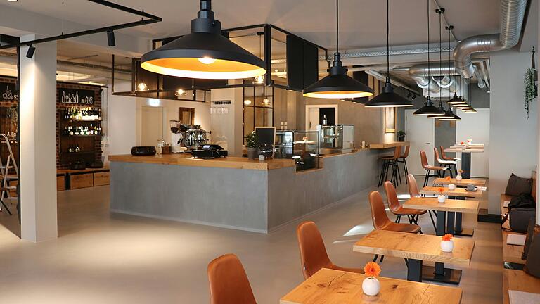 Das ehemalige Kaufhaus Stöhr in der Iphöfer Altstadt ist seit Frühjahr 2022 das Genusshaus mit regionalen Spezialitäten und kleinen Snacks.