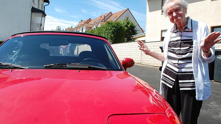 Die Schweinfurterin Maria Merz, hier mit dem Sportwagen ihrer Tochter, will mit dem Autofahren nichts mehr zu tun haben. Vor vier Wochen hat sie ihren 1955 erworbenen Führerschein zurückgegeben.