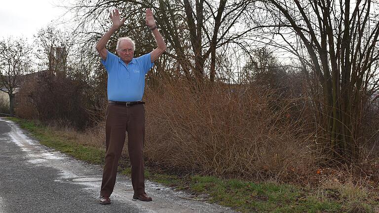 Jeden Tag und immer zu selben Zeit macht Erich Preßler (88) seine Freiluftgymnastik. Auch wenn draußen die Temperaturen sich schon an der Frostgrenze reiben, tut er dies gerne im kurzärmeligen T-Shirt.